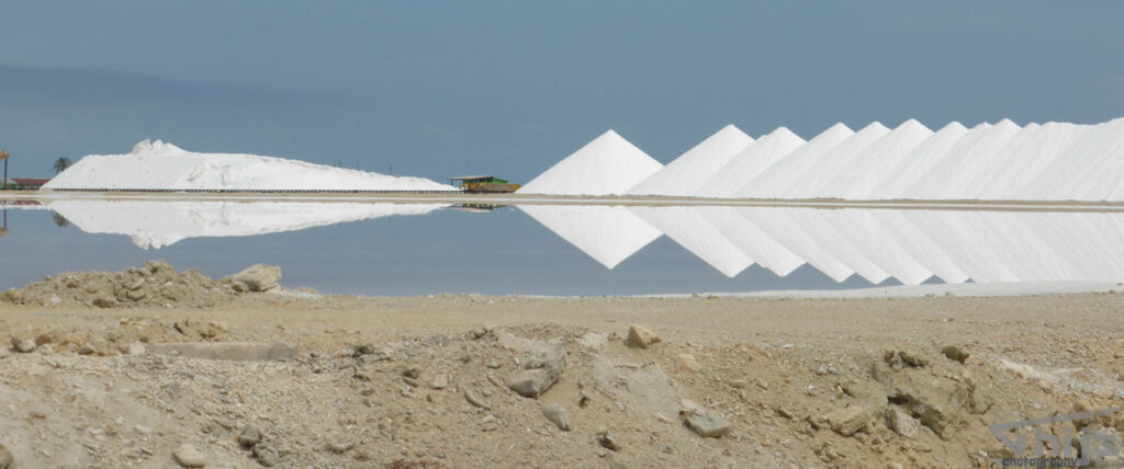De zoutpannen van Bonaire met spiegeling in het water